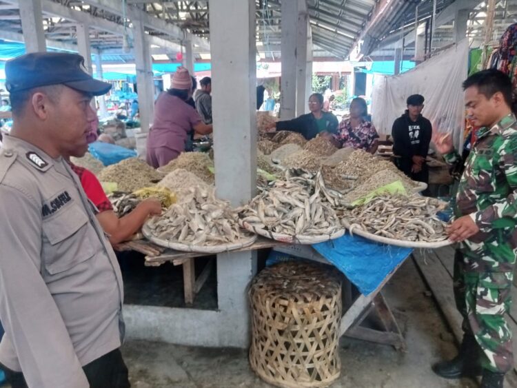 Dalam rangka menjaga keamanan dan ketertiban masyarakat di Pasar Tradisional Mogang, Desa Palipi, Kecamatan Palipi, Kabupaten Samosir, personel gabungan TNI-Polri melaksanakan patroli jalan kaki. Selasa (13/08/2024).