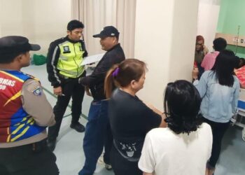 Piket SPKT Polsek Pineleng, yang terdiri dari Aiptu Vengky Songke dan Aipda Yohanes A. Prasetyo, menunjukkan aksi cepat tanggap dalam menangani insiden kecelakaan lalu lintas dan keributan di Rumah Sakit Awalui Tateli, Senin 12 Agustus 2024 Pkl 03.30 WITA.