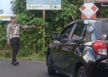 Satuan Lalu Lintas (Sat Lantas) Polresta Manado melaksanakan kegiatan ‘Turjawali’ (Pengaturan, Penjagaan, dan Patroli) yang bertujuan untuk meningkatkan keamanan dan ketertiban lalu lintas di kota Manado. Kegiatan ini dimulai pagi ini dan akan berlangsung secara rutin untuk memastikan kelancaran arus lalu lintas serta ,rewmencegah terjadinya pelanggaran, Senin (12/8/2024).