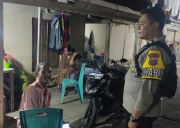 Personel Polsek Tuminting melaksanakan kegiatan sambang malam hari di wilayahnya. Kegiatan ini berlangsung pada Selasa malam dan bertujuan untuk meningkatkan rasa aman di kalangan warga serta mengantisipasi potensi gangguan keamanan, Minggu (11/8/2024) malam