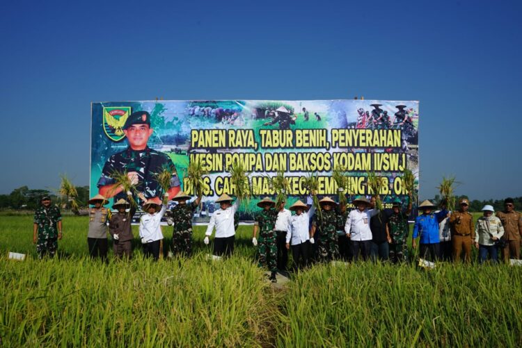 Dalam kunjungannya ke Kodim 0402/OKI Pangdam II/Sriwijaya Mayjen TNI Naudi Nurdika, S.I.P., M.Si., M.Tr.(Han) dan Danrem 044/Gapo Brigjen TNI M. Thohir, S.Sos., M.M., beserta rombongan melaksanakan Panen Raya Padi bertempat di Desa Cahaya Maju Kecamatan Lempuing Kabupaten OKI, Rabu (14/8/2024).