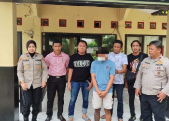 Tim Opsnal Polsek Mapanget berhasil menangkap pelaku penganiayaan yang menyebabkan kematian korban di Desa Tumaluntung, Kabupaten Minahasa Selatan. Kejadian ini bermula pada Selasa dini hari, sekitar pukul 00.57 WITA, di Kelurahan Paniki Lingkungan I, Kecamatan Mapanget, Kota Manado, Rabu (14/8/2024).