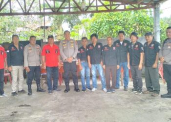 Kapolsek Tombulu, IPDA Nicky Winerungan, bersama dengan Ormas Adat Brigade Manguni Indonesia (BMI) Kecamatan Tombulu, mengadakan pertemuan penting pada hari Selasa pagi di Desa Kembes Dua. Pertemuan yang dimulai sekitar pukul 10.30 WITA ini dihadiri oleh sekitar 15 peserta, termasuk Maxi Undap, Tonaas Walak Tombulu, AIPTU Frani Lumentut, Kanit Intelkam Polsek Tombulu, dan BRIPKA Okta Rompas, Bhabinkamtibmas Desa Kembes Dua, Rabu (14/5/2024).