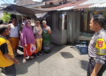 Bhabinkamtibmas Polsek Tikala melaksanakan serangkaian kegiatan patroli dan sambang di wilayah binaannya. Kegiatan ini merupakan bagian dari upaya rutin untuk meningkatkan keamanan dan menjalin komunikasi yang baik dengan masyarakat, Rabu (14/8/2024).