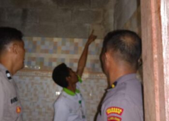 Terjadi peristiwa gantung diri di Kelurahan Malalayang Satu Timur, Lingkungan VI, Kecamatan Malalayang, Kota Manado. Seorang pria bernama Arther Adilang (33) ditemukan meninggal dunia dalam keadaan tergantung di rumahnya, Selasa (13/8/2024).
