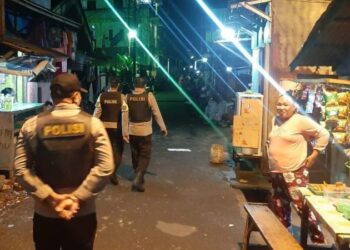 Personel Polresta Manado melakukan patroli dialogis di berbagai kawasan kota untuk memperkuat keamanan dan menciptakan rasa aman di kalangan masyarakat. Kegiatan ini bertujuan untuk menjalin komunikasi langsung dengan warga, mendengar keluhan mereka, serta memberikan informasi terkait tindakan preventif yang dapat diambil untuk mencegah tindak kejahatan, Selasa (13/8/2024).