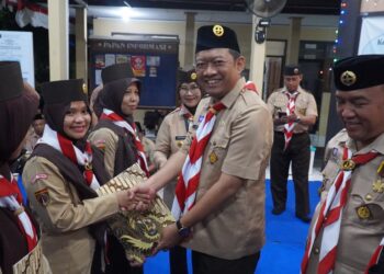 Pengukuhan Pembina Pramuka dan Narakarya Dasar yang ditandai dengan penyerahan Surat Hak Bina (SHB) dan Surat Keterangan Narakarya Dasar oleh Ketua Kwarcab Kota Tegal didampingi Sekda Kota Tegal dan Wakil Wali Kota Tegal periode 2004-2009, Maufur.