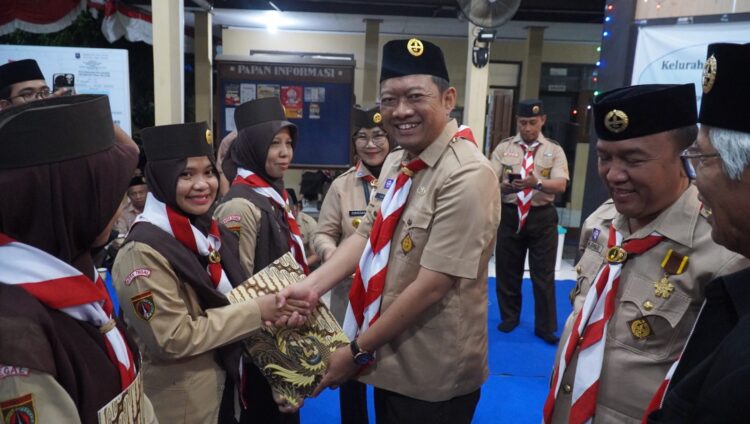 Pengukuhan Pembina Pramuka dan Narakarya Dasar yang ditandai dengan penyerahan Surat Hak Bina (SHB) dan Surat Keterangan Narakarya Dasar oleh Ketua Kwarcab Kota Tegal didampingi Sekda Kota Tegal dan Wakil Wali Kota Tegal periode 2004-2009, Maufur.