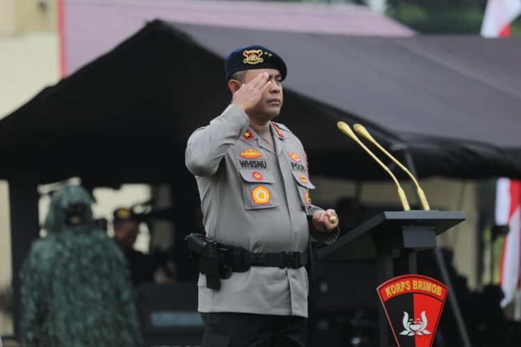PIMPIN APEL: Kapolda sumut Irjen. Pol. Whisnu Hermawan Februanto, S.IK., M.H. memimpin apel kesiapsiagaan operasi Mantap Praja dan menjelang Pekan Olahraga Nasional (PON) XXl Aceh-Sumut 2024 di Mako Satuan Brimob Polda Sumut, Rabu (14/8/2024). (Foto Dok/ Polda Sumut)