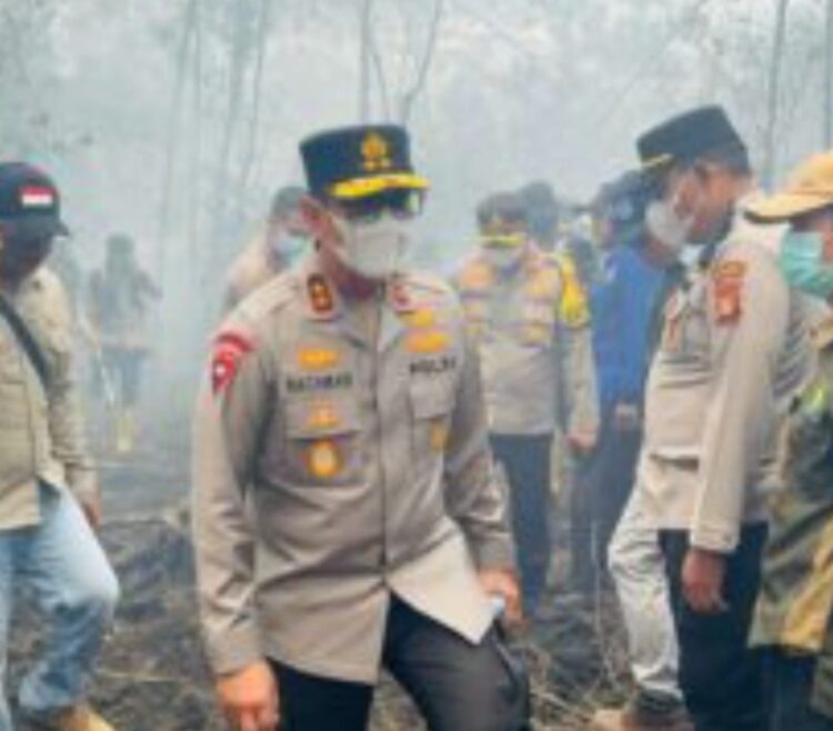 Kapolda Sumsel, Irjen Pol A Rachmat Wibowo yang didampingi Irwasda Kombes Feri Handoko dan Karo Ops Kombes M Anis Prasetyo serta Dirpolairud Kombes A Kusmaedi pada Rabu (14/8/2024) turun langsung ke lapangan melihat kondisi lahan terbakar dan operasi pemadaman api di kecamatan Lempuing Jaya OKI yang sudah terbakar selama tiga hari dengan seluas kebakaran 10 hektar.