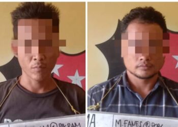 BERHASIL DITANGKAP: Dua pria, tersangka bajing loncat yang beraksi di Jalan KL Yos Sudarso, Medan Deli berhasil ditangkap di Polsek Medan Labuhan, Kamis (15/8/2014).(Foto Dok/Polres Belawan)
