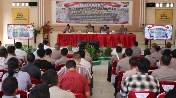 Wakapolresta Palangka Raya, Polda Kalteng, AKBP Moch. Isharyadi Fitriawan, S.I.K., M.M. memimpin Latihan Pra Operasi (Latpraops) Mantap Praja Telabang Tahun 2024 hari kedua yang dilaksanakan oleh kesatuannya.