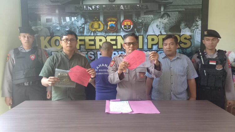 Kapolsek Bukateja Iptu Dono Hendarto, saat memberikan keterangan, Kamis (15/8/2024) mengatakan Unit Reskrim Polsek Bukateja mengungkap kasus penggelapan sepeda motor. Waktu kejadian pada hari Rabu tanggal 1 Mei 2024 sekira jam 17.00 WIB di Desa Kutawis, Kecamatan Bukateja, Kabupaten Purbalingga.