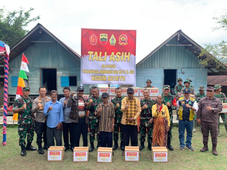 Kapolres Samosir AKBP Yogie Hardiman S.H., M.H., bersama Tim Pengawas dan Evaluasi (Wasev) TNI Manunggal Membangun Desa (TMMD) ke-121 Kodim 0210/Tapanuli Utara (TU), melaksanakan kunjungan kerja ke Desa Hasinggahan Kecamatan Sianjur Mulamula Kabupaten Samosir. Kegiatan tersebut meliputi tatap muka dengan masyarakat desa hasinggaan dan peninjauan langsung lokasi pelaksanaan TMMD. (15/08/2024)