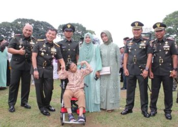 Usai acara pelantikan tersebut Pandam l/BB Mayjen TNI Mochammad Hasan menyambangi keluarga Almarhum
Serda Syaiful Anwar yang merupakan Babinsa Koramil 05/Serbelawan. Dengan didampingi oleh Danrem 022/Pantai Timur Kolonel Inf Tagor Rio Pasaribu, SE. Dan Dandim 0207/Simalungun Letkol Inf Slamet Faojan, M.Han., Pandam l/BB memberikan motivasi kepada Anak pertama almarhum yang bernama Willy Alfarenzha Anwar yang baru saja dilantik menjadi Anggota TNI AD.