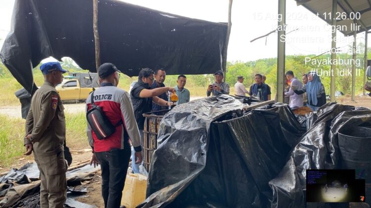 Pembongkaran ini dipimpin langsung oleh Kasat Reskrim Polres Ogan Ilir, AKP M. Ilham, S.I.K., M.M., bersama Kanit Idik II Pidsus Sat Reskrim, IPTU Ahmad Surya Atmaja, S.H., dan diikuti oleh personel dari Unit Idik II Pidsus, Polsek Indralaya, Sat Intelkam Polres Ogan Ilir, dan Sat Pol PP Ogan Ilir. Kegiatan ini turut didampingi oleh Dedi, Kepala Dusun Desa Payakabung.