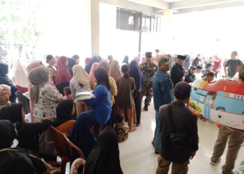 Penerima langsung warga yang namanya tertera dan sesuai dengan daftar panggilan serta di awasi oleh Babinsa (Foto : RH/Mitrapolri.com/16/08/2024)