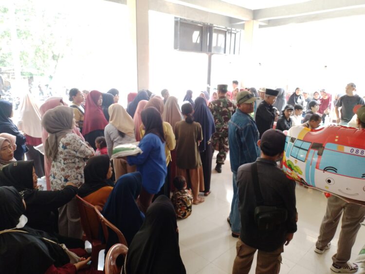 Penerima langsung warga yang namanya tertera dan sesuai dengan daftar panggilan serta di awasi oleh Babinsa (Foto : RH/Mitrapolri.com/16/08/2024)