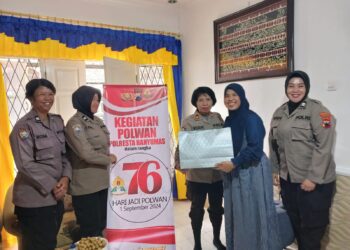 Polisi Wanita atau Polwan Polresta Banyumas Polda Jateng melaksanakam kegiatan Anjangsana kepada Purnawirawan Polwan, Kamis (15/8/24). Anjangsana tersebut dilaksanakan oleh Iptu Yulfi Mardiana bersama dengan perwakilan Polwan Polresta Banyumas di kediaman Kompol Purn. Upik P, kediaman Ipda Purn. Tuti W, kediaman Ipda Purn. Ningrum H dan kediaman Aiptu Purn. Setyowati.