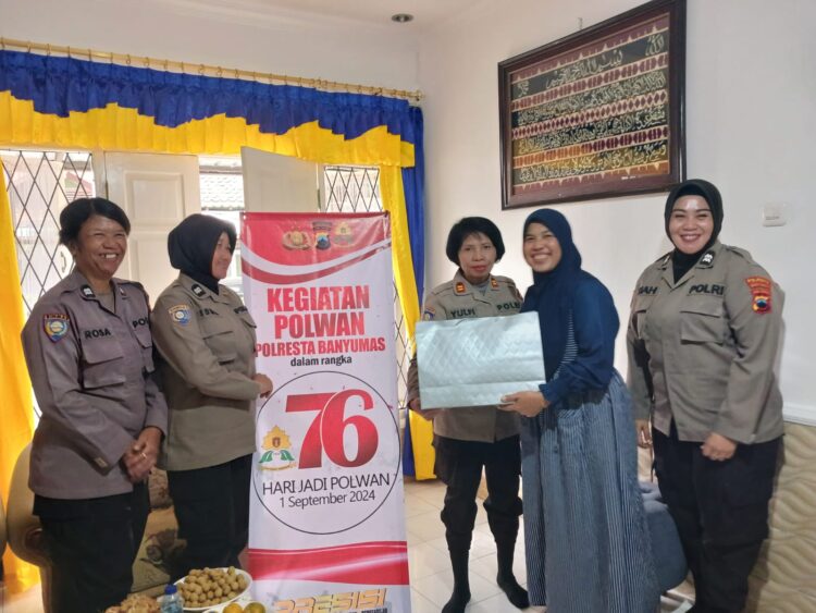 Polisi Wanita atau Polwan Polresta Banyumas Polda Jateng melaksanakam kegiatan Anjangsana kepada Purnawirawan Polwan, Kamis (15/8/24). Anjangsana tersebut dilaksanakan oleh Iptu Yulfi Mardiana bersama dengan perwakilan Polwan Polresta Banyumas di kediaman Kompol Purn. Upik P, kediaman Ipda Purn. Tuti W, kediaman Ipda Purn. Ningrum H dan kediaman Aiptu Purn. Setyowati.