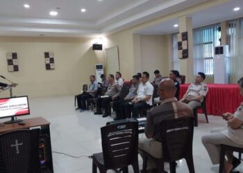 Anggota Polresta Manado yang beragama Nasrani mengikuti kegiatan BinRohTal melalui ibadah Oikumene yang dilaksanakan di Aula Polresta Manado. Acara ini bertujuan untuk meningkatkan kualitas spiritual dan mempererat tali persaudaraan di antara anggota, Kamis (15/8/2024).