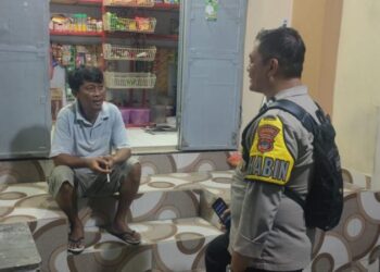 Polsek Singkil terus memperkuat upaya menjaga keamanan dan ketertiban masyarakat dengan mengadakan kegiatan sambang warga secara rutin. Dalam upaya ini, personel Polsek Singkil turun langsung ke tengah masyarakat untuk berdialog, mendengarkan keluhan, serta memberikan himbauan terkait keamanan. Rabu (14/8/2024).