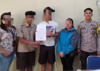 Bhabinkamtibmas Polsek Tikala, Brigpol Theo Maskikit, melaksanakan kegiatan problem solving terkait kasus penganiayaan yang terjadi di Kelurahan Perkamil, Kecamatan Paaldua, Kota Manado, tepatnya di belakang SMP Negeri 2 Manado, Kamis (15/8/2024).
