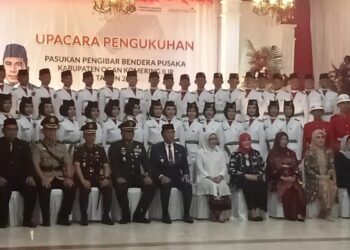 Pj. Bupati OKI Ir. Asmarwijaya,,M.Si. didampingi Forkopimda Plus Melakukan Pengukuhan Pasukan Pengibaran Bendera (PASKIBRA) Tahun 2024 di Pendopo Rumah Dinas Bupati OKI. Kamis (15/08/2024.) malam.