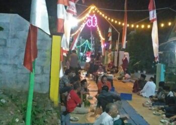 Warga RT. 006/03 Desa Karang Klesem Kecamatan Kutasari, Kabupaten Purbalingga menggelar malam tirakatan/tasyakuran di jalan Utama/Jl menuju Pemukiman Warga RT 006 pada hari Jumat (16/8/2024).