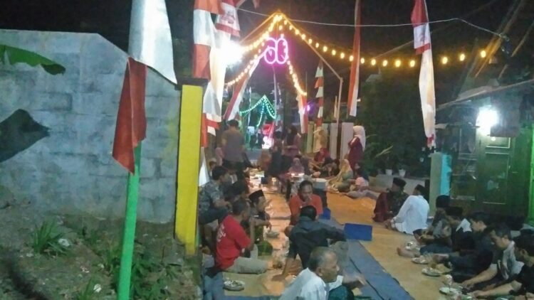 Warga RT. 006/03 Desa Karang Klesem Kecamatan Kutasari, Kabupaten Purbalingga menggelar malam tirakatan/tasyakuran di jalan Utama/Jl menuju Pemukiman Warga RT 006 pada hari Jumat (16/8/2024).