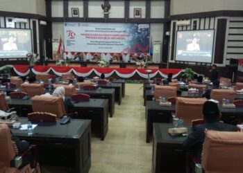 Dewan Perwakilan Rakyat Daerah (DPRD) Kabupaten Ogan Komering Ilir Provinsi Sumatera Selatan menggelar Rapat Paripurna Mendengarkan Pidato Kenegaraan Presiden Joko Widodo dalam rangka HUT Kemerdekaan Republik Indonesia ke 79 tahun 2024 secara virtual, bertempat di ruang Rapat Paripurna DPRD Kabupaten OKI, Jumat (16/8/2024).