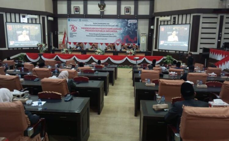 Dewan Perwakilan Rakyat Daerah (DPRD) Kabupaten Ogan Komering Ilir Provinsi Sumatera Selatan menggelar Rapat Paripurna Mendengarkan Pidato Kenegaraan Presiden Joko Widodo dalam rangka HUT Kemerdekaan Republik Indonesia ke 79 tahun 2024 secara virtual, bertempat di ruang Rapat Paripurna DPRD Kabupaten OKI, Jumat (16/8/2024).