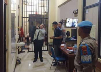 Kepala Bidang Teknologi Informasi dan Komunikasi (Kabid TIK) Polda Sulut yang juga menjabat sebagai Pejabat Pelaksana Harian (PLH) Kapolresta Manado, Kombes Pol F.X. Winardi melakukan pemeriksaan rutin di Ruang Tahanan Polresta Manado, Jumat (16/8/2024).