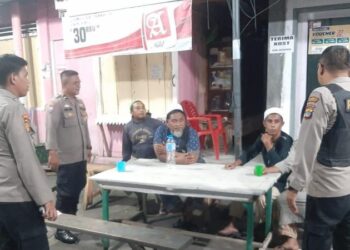 Personel Polsek Tuminting mengadakan kegiatan sambang malam dengan warga di wilayah hukum mereka. Kegiatan ini bertujuan untuk membahas dan mengevaluasi situasi keamanan terkini serta mendengar langsung keluhan dan masukan dari masyarakat, Kamis (15/8/2024).