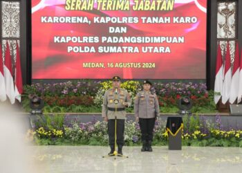PIMPIN SERTIJAB: Kapolda Sumut, Irjen. Pol. Whisnu Hermawan F, S.IK., M.H memimpin sertijan JPU dan 2 Kapolres Jajaran di Aula tribrata Mapolda sumut, Jumat (16/08/2024) sore. (Foto Dok/ Polda Sumut)
