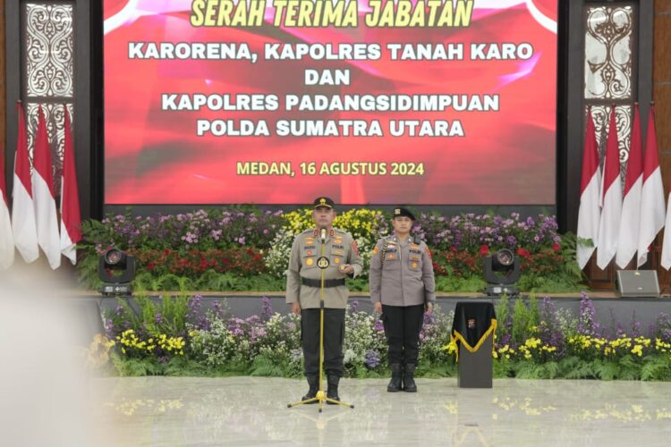PIMPIN SERTIJAB: Kapolda Sumut, Irjen. Pol. Whisnu Hermawan F, S.IK., M.H memimpin sertijan JPU dan 2 Kapolres Jajaran di Aula tribrata Mapolda sumut, Jumat (16/08/2024) sore. (Foto Dok/ Polda Sumut)