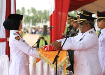 Penjabat Bupati Aceh Utara Dr Mahyuzar, MSi, bertindak sebagai inspektur upacara (Irup) pada upacara pengibaran bendera merah putih memperingati HUT ke-79 Proklamasi Kemerdekaan RI di Lapangan Landing, Lhoksukon, Sabtu pagi, 17 Agustus 2024.
