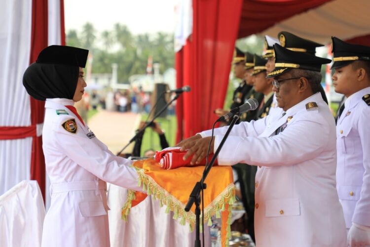 Penjabat Bupati Aceh Utara Dr Mahyuzar, MSi, bertindak sebagai inspektur upacara (Irup) pada upacara pengibaran bendera merah putih memperingati HUT ke-79 Proklamasi Kemerdekaan RI di Lapangan Landing, Lhoksukon, Sabtu pagi, 17 Agustus 2024.