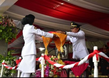 Pasukan Pengibar Bendera Pusaka (Paskibraka) Kabupaten Ogan Komering Ilir berhasil menaikkan dan menurunkan duplikat bendera sang saka merah putih pada peringatan Hari Ulang Tahun (HUT) ke 79 Kemerdekaan Republik Indonesia tahun 2024 tingkat Kabupaten Ogan Komering Ilir.