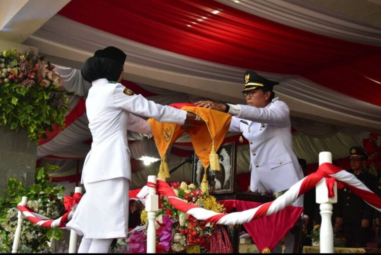 Pasukan Pengibar Bendera Pusaka (Paskibraka) Kabupaten Ogan Komering Ilir berhasil menaikkan dan menurunkan duplikat bendera sang saka merah putih pada peringatan Hari Ulang Tahun (HUT) ke 79 Kemerdekaan Republik Indonesia tahun 2024 tingkat Kabupaten Ogan Komering Ilir.