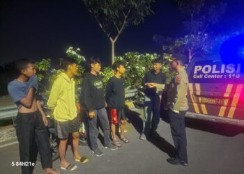 Minggu (18/8/24) pukul 03.00 wib dini hari, Polsek Purwokerto Selatan Polresta Banyumas Polda Jateng meningkat kan kegiatan patroli. Kegiatan patroli dengan sasaran wilayah hukum Polsek Purwokerto Selatan dipimpin langsung oleh Kompol Puji Nurochman, S.H., M.H., bersama Bripka Saiful Bahri guna antisipasi balap liar.