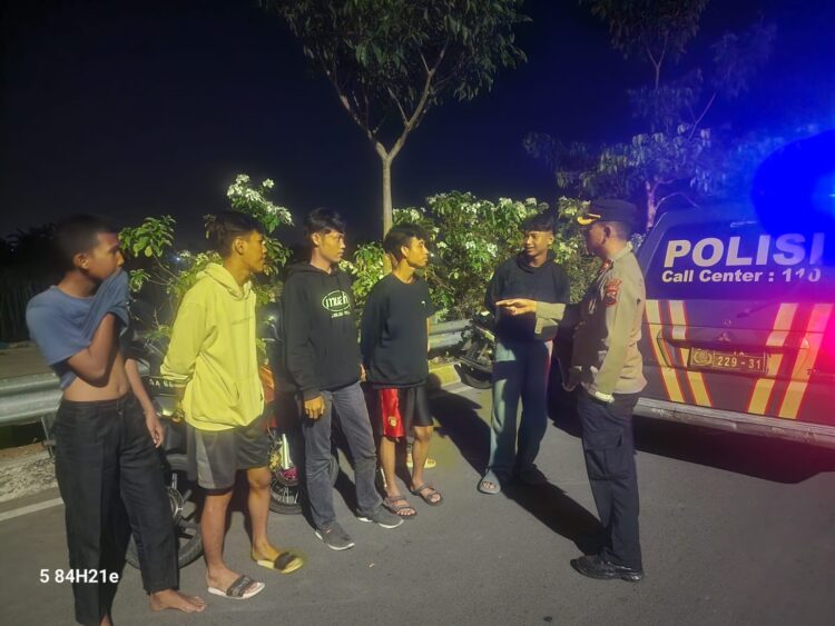 Minggu (18/8/24) pukul 03.00 wib dini hari, Polsek Purwokerto Selatan Polresta Banyumas Polda Jateng meningkat kan kegiatan patroli. Kegiatan patroli dengan sasaran wilayah hukum Polsek Purwokerto Selatan dipimpin langsung oleh Kompol Puji Nurochman, S.H., M.H., bersama Bripka Saiful Bahri guna antisipasi balap liar.