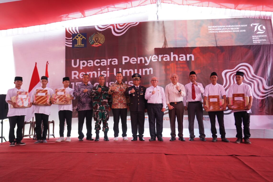 Wakapolres Ogan Ilir, Kompol Helmi Ardiansah, S.H., M.H., menghadiri kegiatan pemberian remisi umum kepada Warga Binaan Pemasyarakatan (WBP) di Lapas Kelas II A Tanjung Raja dalam rangka memperingati Hari Kemerdekaan Republik Indonesia ke-79. Acara yang berlangsung pada Sabtu (17/8) pukul 13.30 WIB ini berjalan dengan lancar dan penuh khidmat.