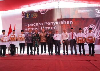 Wakapolres Ogan Ilir, Kompol Helmi Ardiansah, S.H., M.H., menghadiri kegiatan pemberian remisi umum kepada Warga Binaan Pemasyarakatan (WBP) di Lapas Kelas II A Tanjung Raja dalam rangka memperingati Hari Kemerdekaan Republik Indonesia ke-79. Acara yang berlangsung pada Sabtu (17/8) pukul 13.30 WIB ini berjalan dengan lancar dan penuh khidmat.