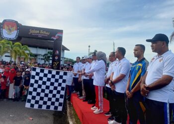 Ribuan masyarakat dalam Kabupaten Nagan Raya, ikut meramaikan jalan sehat yang digelar oleh KIP Nagan Raya, dalam rangka menyukseskan Pilkada tahun 2024. Kegiatan jalan sehat bersama KIP Nagan Raya itu, berlangsung Minggu (18/8/2024) dengan start dan finish, Alun Alun Suka Makmue dan bundaran Dinkes Kabupaten setempat.