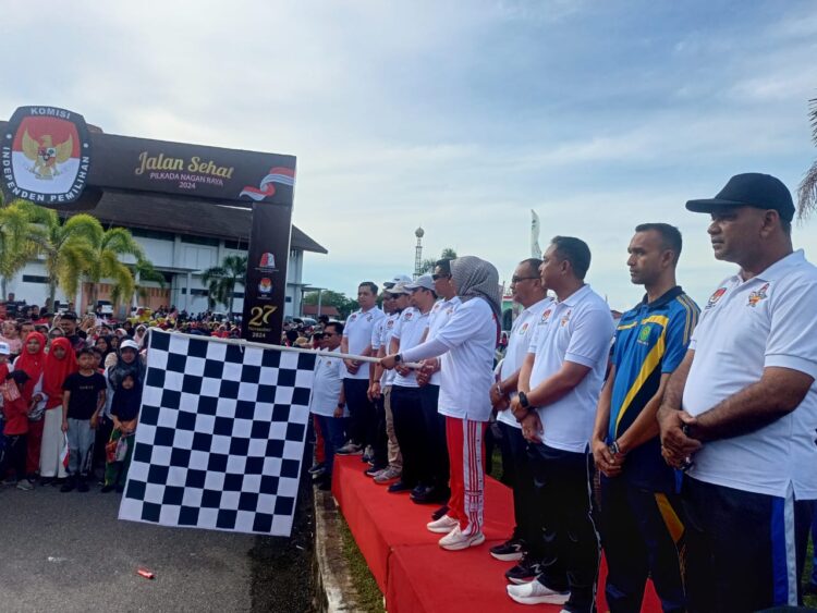 Ribuan masyarakat dalam Kabupaten Nagan Raya, ikut meramaikan jalan sehat yang digelar oleh KIP Nagan Raya, dalam rangka menyukseskan Pilkada tahun 2024. Kegiatan jalan sehat bersama KIP Nagan Raya itu, berlangsung Minggu (18/8/2024) dengan start dan finish, Alun Alun Suka Makmue dan bundaran Dinkes Kabupaten setempat.
