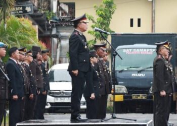Dalam rangka memperingati Hari Ulang Tahun (HUT) ke-79 Republik Indonesia, Polresta Manado menggelar upacara bendera yang berlangsung khidmat di Lapangan Apel Mako Polresta Manado. Upacara yang diikuti oleh seluruh personel Polresta Manado ini, dipimpin langsung oleh Kabag Ops Polresta Manado, Kompol Jacky Lapian, yang bertindak sebagai Inspektur Upacara, Sabtu (17/8/2024).