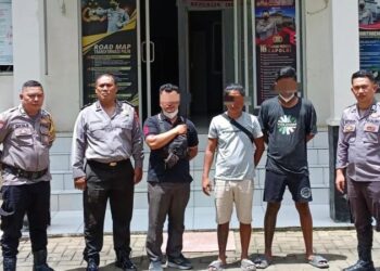 Personel Polsek Tombulu berhasil mengamankan tiga pelaku pungli di SPBU Ringroad Desa Tikela, Kecamatan Tombulu. Ketiga pelaku yang diamankan masing-masing berinisial SRS (37 tahun), JM (29 tahun), dan JB (23 tahun), semuanya warga Desa Tikela, Kecamatan Tombulu, Jumat (16/8/2024).
