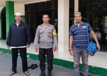 Bhabinkamtibmas Polsek Malalayang melaksanakan kegiatan Paja Somat guna memastikan kenyamanan dan keamanan bagi masyarakat yang sedang melaksanakan ibadah Sholat Jumat. Kegiatan ini bertujuan untuk memberikan rasa aman dan nyaman kepada jamaah yang hadir di berbagai masjid di wilayah hukum Polsek Malalayang, Jumat (16/8/2024).