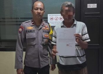 Bhabinkamtibmas Polsek Tuminting berhasil menyelesaikan masalah keributan yang disebabkan oleh individu mabuk di Kelurahan Sumompo, Lingkungan 2, Kecamatan Tuminting, Kota Manado, pada Kamis malam kemarin. Insiden yang terjadi di area tersebut sempat menimbulkan kepanikan di kalangan warga setempat, Sabtu (17/8/2024).